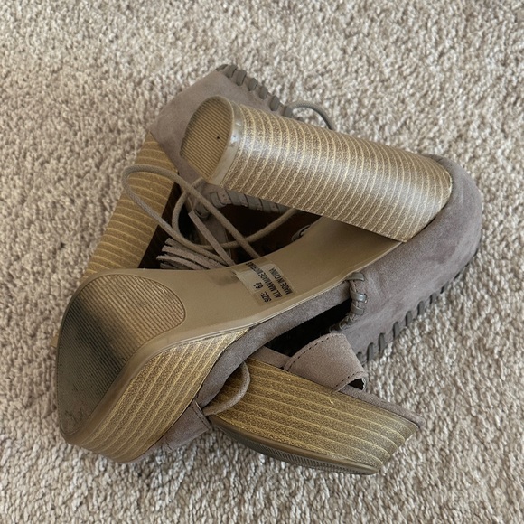 Pre- owned Elegant Taupe Women's Heels- 6.5 - Picture 7 of 7
